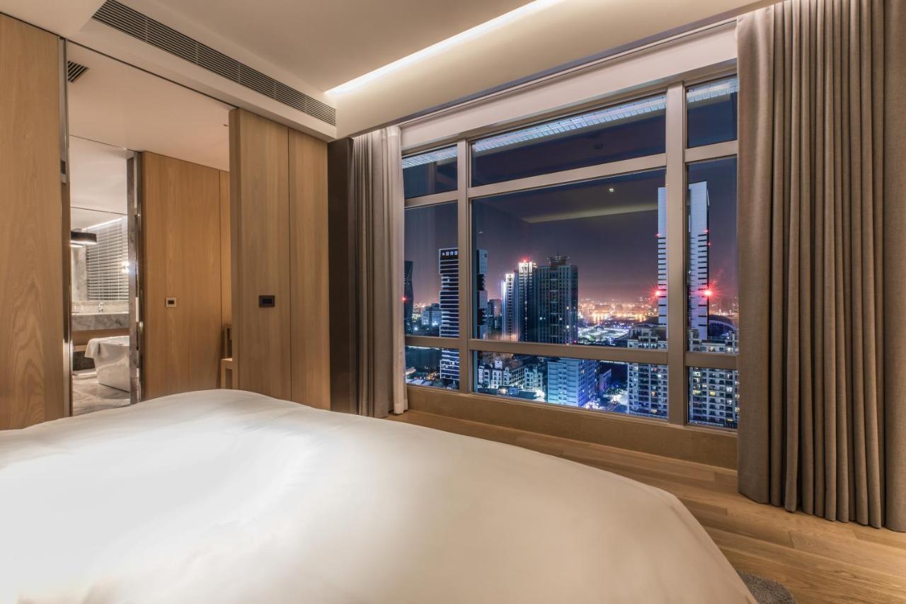 Hotel Silks Club Kaohsiung Exterior foto A bedroom at the hotel