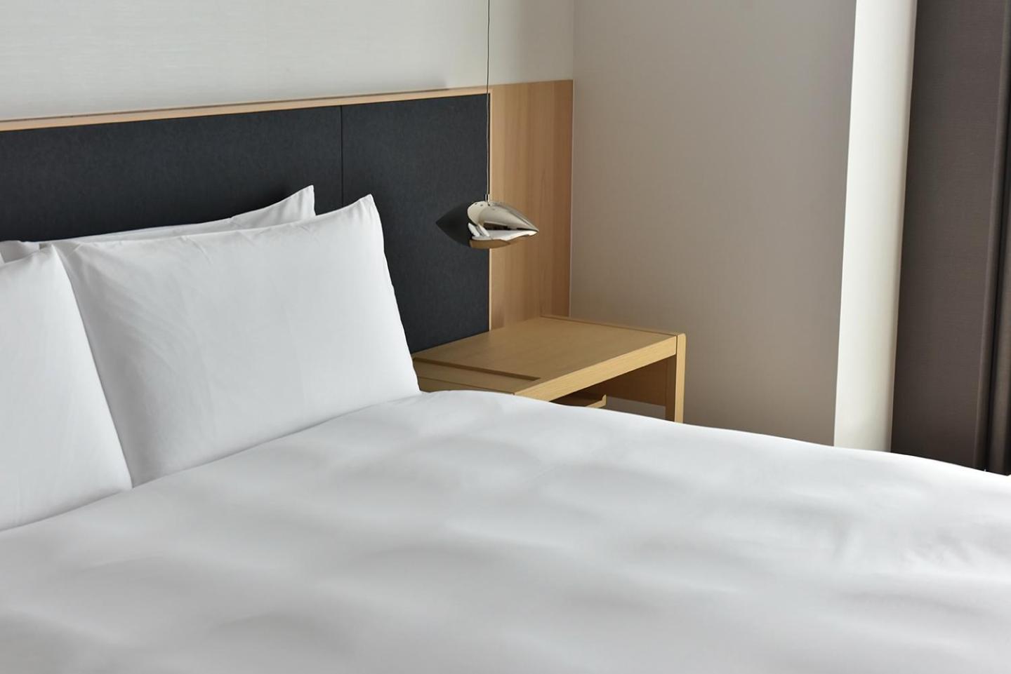 Hotel Silks Club Kaohsiung Exterior foto A bed with a nightstand