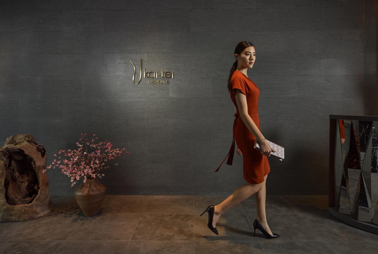 Hotel Silks Club Kaohsiung Exterior foto A woman wearing a dress