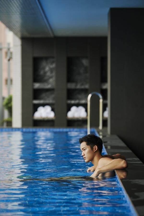 Hotel Silks Club Kaohsiung Exterior foto A man swimming in a pool
