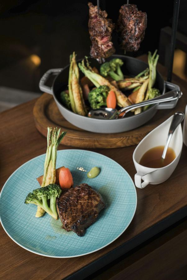 Hotel Silks Club Kaohsiung Exterior foto A steak with vegetables